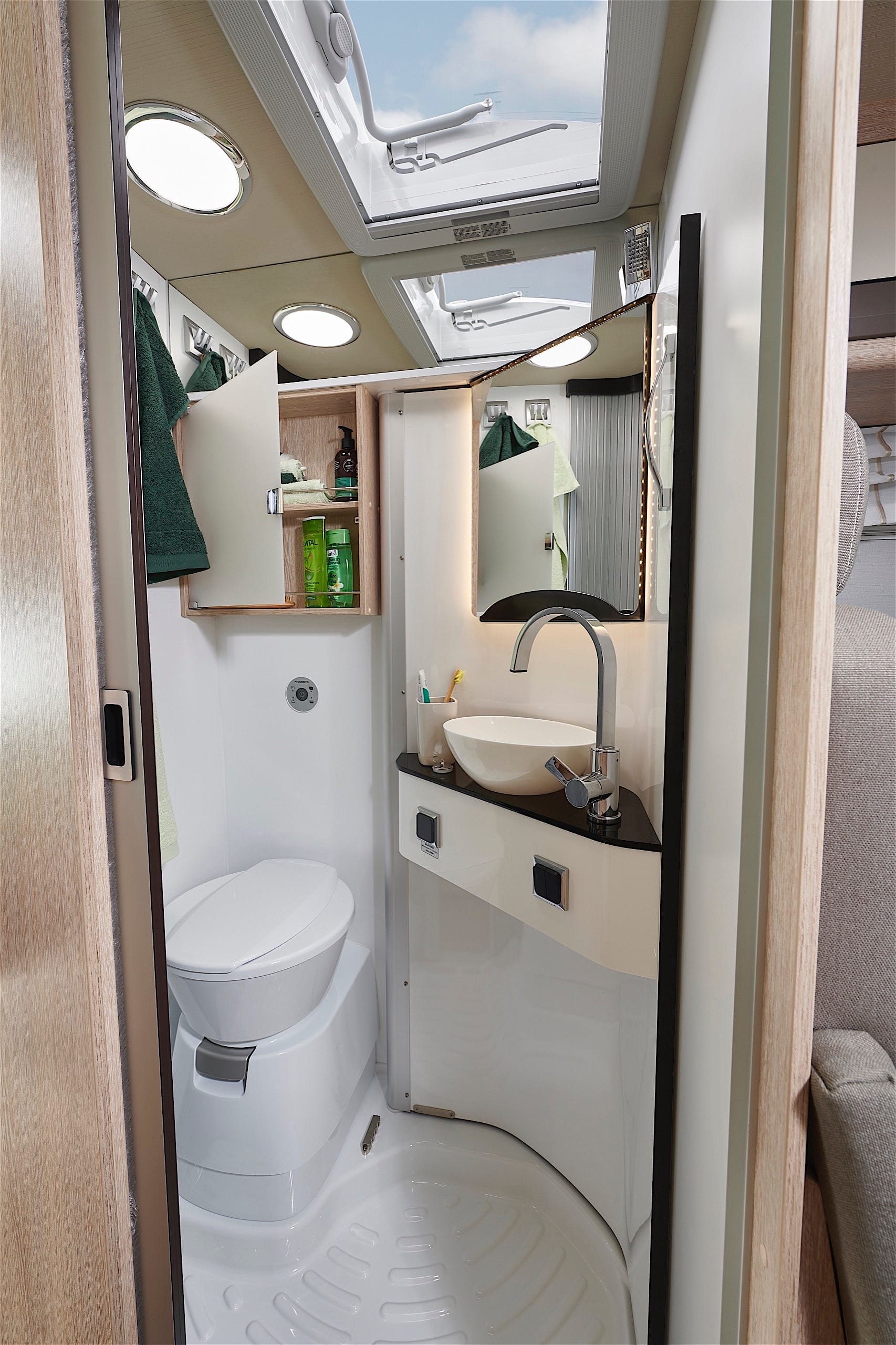 WC und Waschbecken im Schwenkbad des Globecar Summit 600 Plus